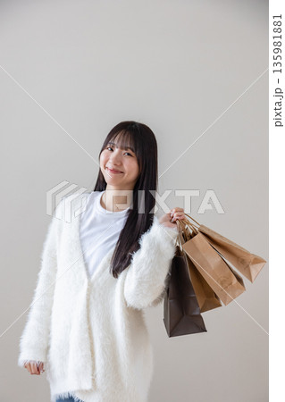 ショッピングバッグを持つ女性 ショッピングバッグを持つ女性 135981881
