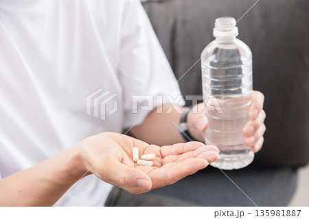 薬を持つ男性 薬を持つ男性 135981887