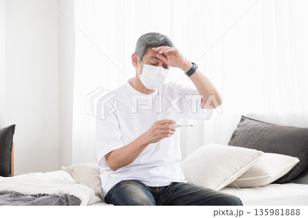 体調不良の男性 135981888