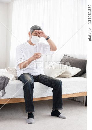 体調不良の男性 135981889