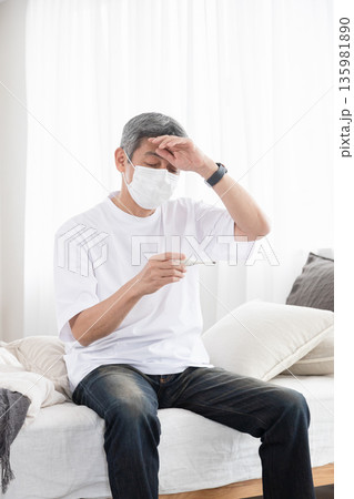 体調不良の男性 体調不良の男性 135981890