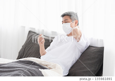 体調不良の男性 体調不良の男性 135981891