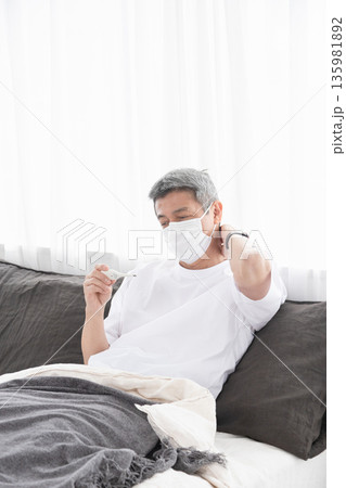 体調不良の男性 135981892