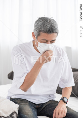 体調不良の男性 135981898