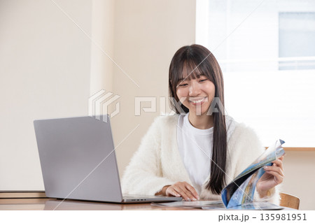旅行の計画を立てる女性 135981951