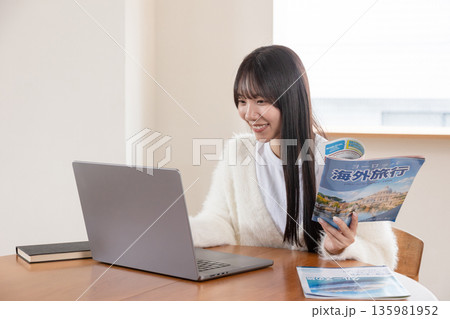 旅行の計画を立てる女性 135981952