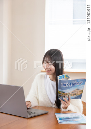 旅行の計画を立てる女性 旅行の計画を立てる女性 135981953