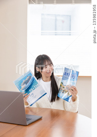 旅行の計画を立てる女性 135981958