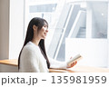 窓辺で読書する女性 135981959