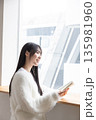 窓辺で読書する女性 135981960