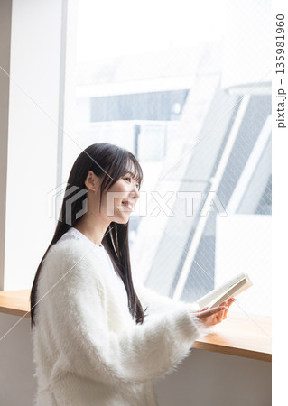 窓辺で読書する女性 135981960