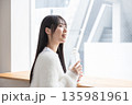 窓辺で水を飲む女性 135981961