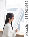 窓辺で水を飲む女性 135981962
