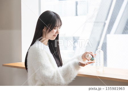 サプリメントを飲む女性 サプリメントを飲む女性 135981963