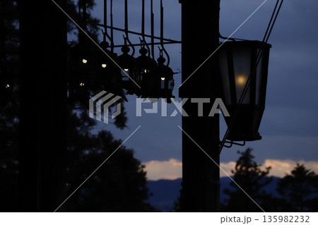 奈良・東大寺二月堂の夕暮れ 奈良・東大寺二月堂の夕暮れ 135982232