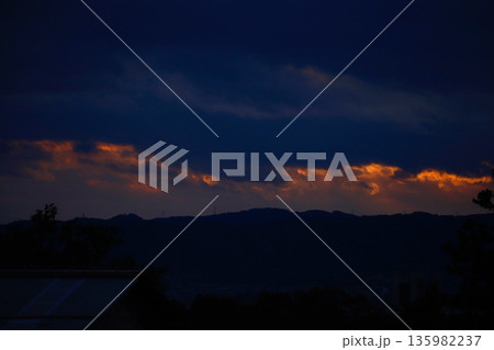 奈良・東大寺二月堂の夕暮れ 135982237