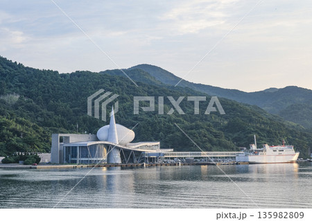 海上から見る七類港フェリーターミナル 135982809