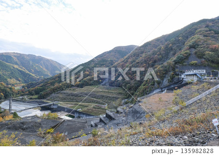 三保ダムから見た河内川と紅葉した山々 三保ダムから見た河内川と紅葉した山々 135982828