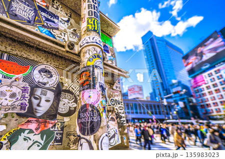 日本の東京都市景観1月25日。ここのシールは健在。インバウンドが続く渋谷。ほとんどが外国人観光客… 135983023