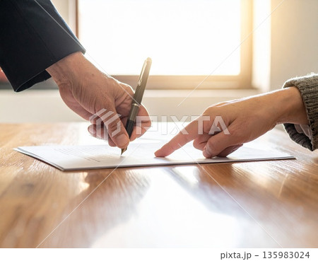 指導する手 指導する手 135983024