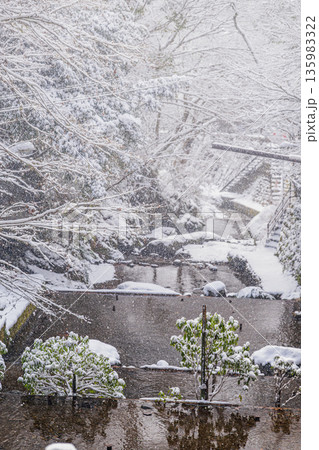 京都 貴船川の雪景色 135983322