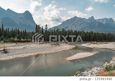 カナダ・キャンモアの風景 ランドル山、ハ・リング・ピークとボウ川 カナダ・キャンモアの風景 ランドル山、ハ・リング・ピークとボウ川 135983480