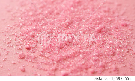 ピンクの砂糖結晶マクロ背景テクスチャ 135983556