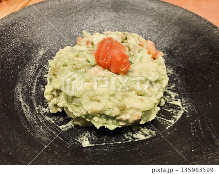 黒い皿にのせたポテトサラダ 135983599