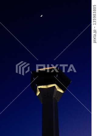 夜空に輝く五稜郭タワー 135983805