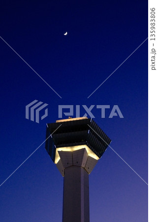 夜空に輝く五稜郭タワー 夜空に輝く五稜郭タワー 135983806