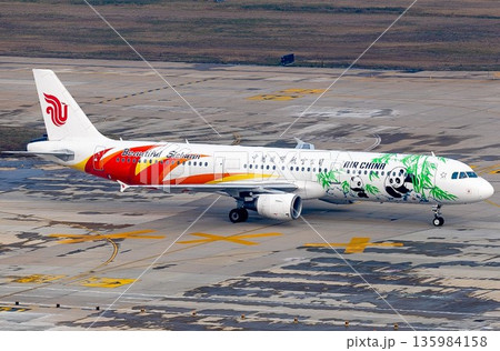 チャイナエアラインズA320離陸準備完了 135984158