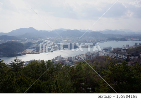 広島県尾道市 千光寺山・頂上展望台からの眺望 広島県尾道市 千光寺山・頂上展望台からの眺望 135984168