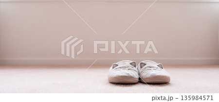 猫スリッパ ピンクカーペット 余白 ミニマル 室内背景 135984571