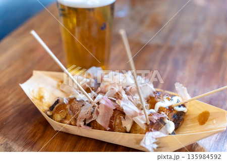 たこ焼きと生ビール 135984592