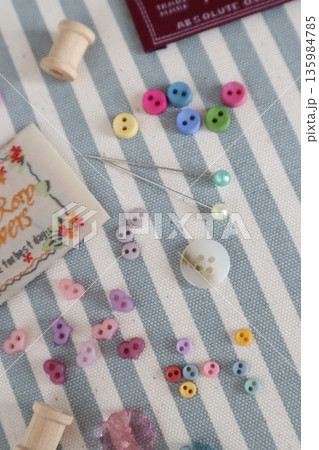 小さなボタンと待ち針とタグ 135984785