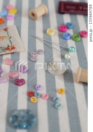 小さなボタンと待ち針とタグ 135984789