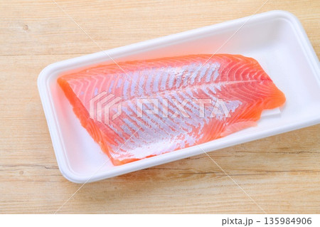 国産、生食用、刺身用のサーモントラウト。サーモンの柵。 国産、生食用、刺身用のサーモントラウト。サーモンの柵。 135984906