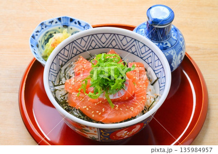 サーモン丼、サーモントラウトの刺身どんぶり。 サーモン丼、サーモントラウトの刺身どんぶり。 135984957