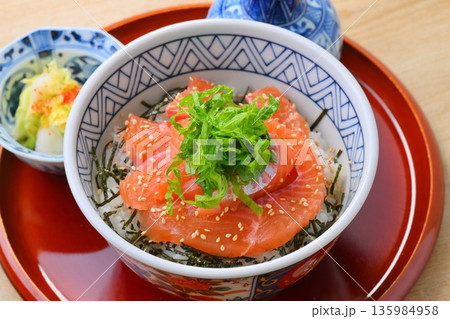 サーモン丼、サーモントラウトの刺身どんぶり。 サーモン丼、サーモントラウトの刺身どんぶり。 135984958