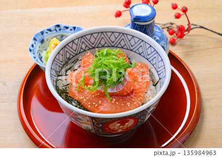 サーモン丼、サーモントラウトの刺身どんぶり。 135984963