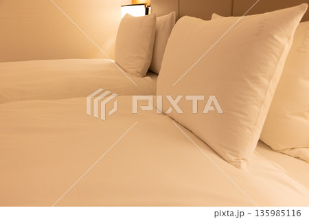 夜のホテルのツインルームのベッド 135985116