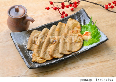 郷土料理、地元グルメ、黒はんぺん、黒ハンペン焼き。半片練り物。シーフード料理。 135985153