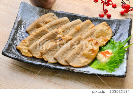 郷土料理、地元グルメ、黒はんぺん、黒ハンペン焼き。半片練り物。シーフード料理。 135985154