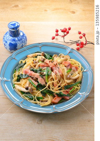 和風パスタ、和風スパゲッティ、ベーコンとほうれん草とシメジの和風醤油パスタ。 135985216