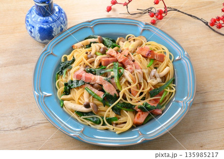和風パスタ、和風スパゲッティ、ベーコンとほうれん草とシメジの和風醤油パスタ。 135985217