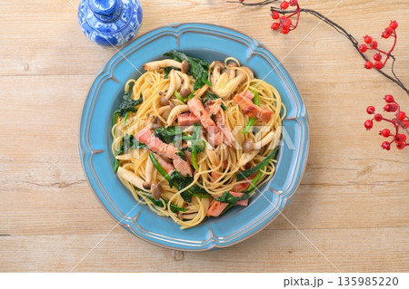 和風パスタ、和風スパゲッティ、ベーコンとほうれん草とシメジの和風醤油パスタ。 135985220