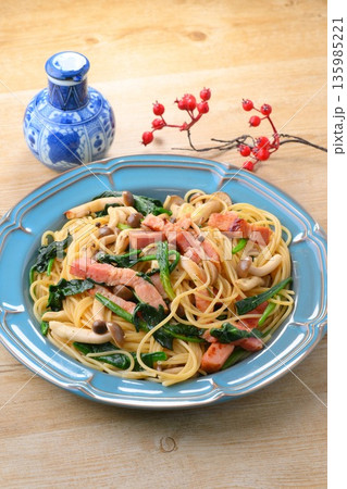 和風パスタ、和風スパゲッティ、ベーコンとほうれん草とシメジの和風醤油パスタ。 和風パスタ、和風スパゲッティ、ベーコンとほうれん草とシメジの和風醤油パスタ。 135985221