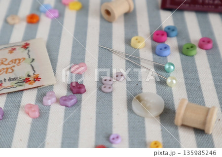 小さなボタンと待ち針とタグ 135985246