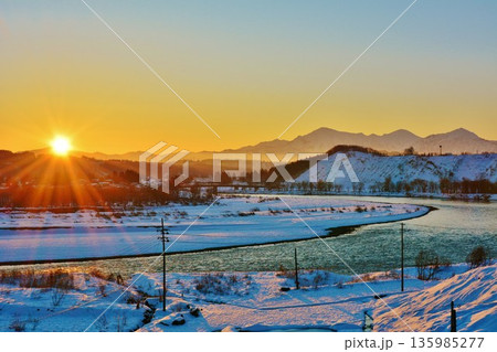 朝焼けの信濃川・越後三山冬景色 朝焼けの信濃川・越後三山冬景色 135985277