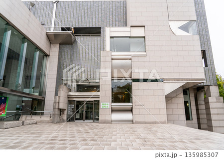 岡山県立美術館（通称：県美）郷土ゆかりの絵画、彫刻、工芸を収蔵する（岡山の美術展して公開） 135985307